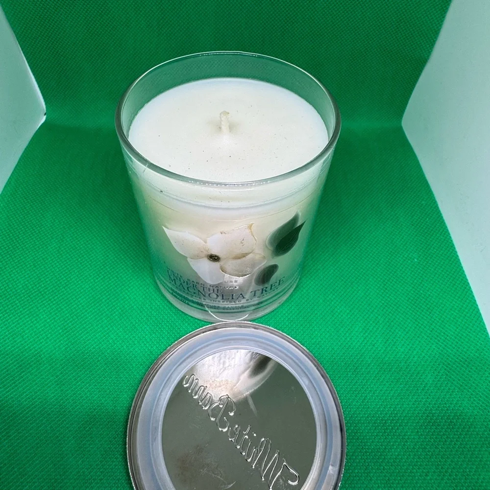 White Barn Under the Magnolia Tree Single Wick Candle 🕯️ New - Picture 2 of 3